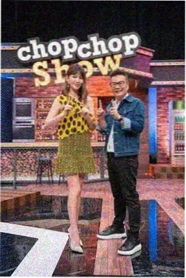 编辑部整理剧集故事线节点的工作台场景